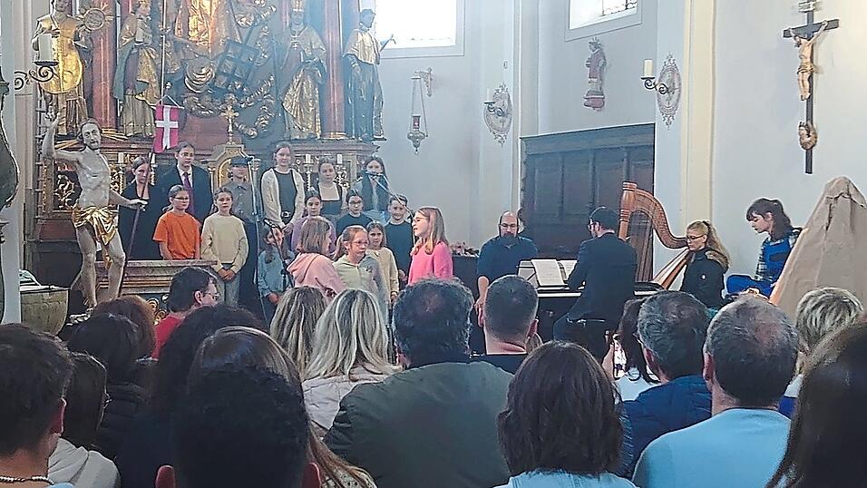 Die Spielszenen des Musicals 'Zurück zum Vater - Der zweite verlorene Sohn' von Peter Menger setzen da ein, wo das biblische Gleichnis 'Vom barmherzigen Vater und vom verlorenen Sohn' endet. Die Spielszenen des Musicals 'Zurück zum Vater - Der zweite verlorene Sohn' von Peter Menger setzen da ein, wo das biblische Gleichnis 'Vom barmherzigen Vater und vom verlorenen Sohn' endet.