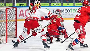 Hier traf EV Landshuts Nicholas Hutchison (wei&szlig;es Trikot) im ersten Drittel zwar nicht ins Tor, sp&auml;ter avancierte der US-Boy aber noch zum Helden des Abends. Zuerst erzielte er den sp&auml;ten 4:4-Ausgleich selbst, den 5:4-Siegtreffer bereitete er dann noch sehenswert vor.