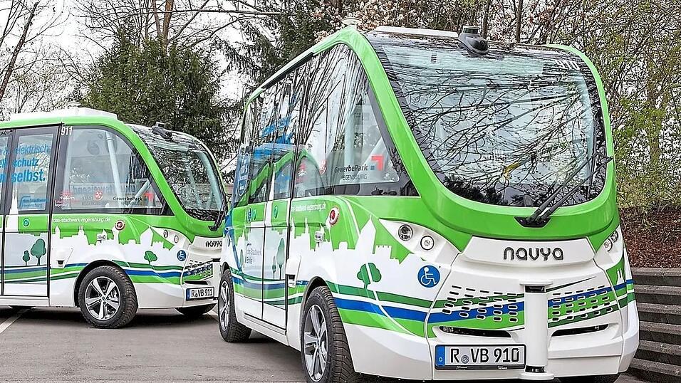 Im September 2021 war es soweit. Im Gewerbepark nahmen diese zwei „Emilias“ auf einem Rundkurs durch den Gewerbepark ihren Dienst auf. Ein Pilotprojekt für autonomes Fahren im Stadtverkehr, das noch manche Schwierigkeiten aufzeigen sollte. Aktuell plant das Stadtwerk an einem neuen Pilotprojekt, das dann noch einen Schritt weiter gehen soll. Im September 2021 war es soweit. Im Gewerbepark nahmen diese zwei „Emilias“ auf einem Rundkurs durch den Gewerbepark ihren Dienst auf. Ein Pilotprojekt für autonomes Fahren im Stadtverkehr, das noch manche Schwierigkeiten aufzeigen sollte. Aktuell plant das Stadtwerk an einem neuen Pilotprojekt, das dann noch einen Schritt weiter gehen soll.