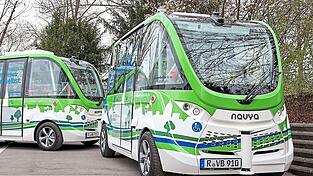 Im September 2021 war es soweit. Im Gewerbepark nahmen diese zwei „Emilias“ auf einem Rundkurs durch den Gewerbepark ihren Dienst auf. Ein Pilotprojekt für autonomes Fahren im Stadtverkehr, das noch manche Schwierigkeiten aufzeigen sollte. Aktuell plant das Stadtwerk an einem neuen Pilotprojekt, das dann noch einen Schritt weiter gehen soll.