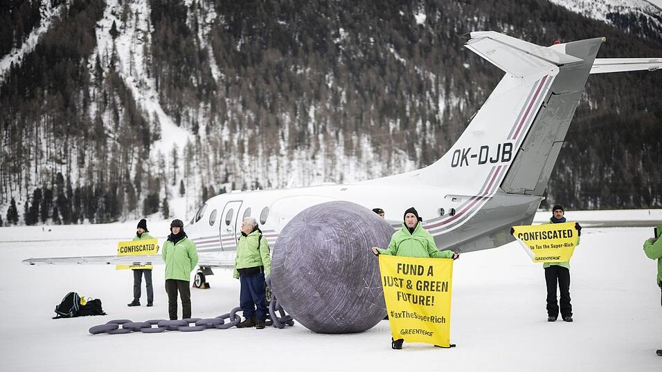 Im vergangenen Jahr hat Greenpeace in Davos gegen Privatfl&uuml;ge demonstriert. (Archivbild)