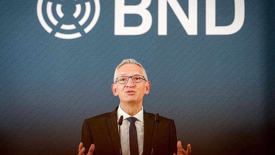 BND-Präsident Jäger sagt, die deutsche Öffentlichkeit müsse verstehen, «dass scheinbar zusammenhanglose hybride Aktivitäten strategisch miteinander verbundene feindselige Handlungen sind». (Archivfoto) BND-Präsident Jäger sagt, die deutsche Öffentlichkeit müsse verstehen, «dass scheinbar zusammenhanglose hybride Aktivitäten strategisch miteinander verbundene feindselige Handlungen sind». (Archivfoto)