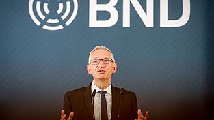 BND-Präsident Jäger sagt, die deutsche Öffentlichkeit müsse verstehen, «dass scheinbar zusammenhanglose hybride Aktivitäten strategisch miteinander verbundene feindselige Handlungen sind». (Archivfoto) BND-Präsident Jäger sagt, die deutsche Öffentlichkeit müsse verstehen, «dass scheinbar zusammenhanglose hybride Aktivitäten strategisch miteinander verbundene feindselige Handlungen sind». (Archivfoto)