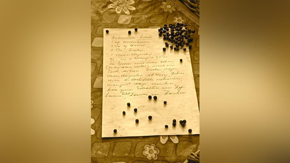 Das Originalrezept von Oma: 1 kg Hollerbeeren, 1 1/4 kg Wasser, 1 Pfd Zucker, 1 Vanillezucker, 1/2 -3/4 Liter Weingeist 90 %, Die Beeren mit Wasser mischen (zerdrücken vorher). Durch ein Tuch seihen. Zucker dazu. Vanillezucker, 10 Min kochen. Von der Kochstelle nehmen. Weingeist dazu mischen. Bis zum Erkalten im Topf lassen, Deckel zu, dann in Flaschen. Das Originalrezept von Oma: 1 kg Hollerbeeren, 1 1/4 kg Wasser, 1 Pfd Zucker, 1 Vanillezucker, 1/2 -3/4 Liter Weingeist 90 %, Die Beeren mit Wasser mischen (zerdrücken vorher). Durch ein Tuch seihen. Zucker dazu. Vanillezucker, 10 Min kochen. Von der Kochstelle nehmen. Weingeist dazu mischen. Bis zum Erkalten im Topf lassen, Deckel zu, dann in Flaschen.