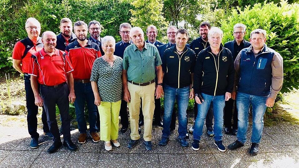 Erika und Hans freuten sich über die Glückwünsche von Pfarrer Johann Wutz, stellvertretendem Bürgermeister Andreas Lohberger sowie der Vereinsvertreter von ASV, FFW und SC: Wolfgang Eckl, Wolfgang Brandl, Michael Kraus, Tobias Koller, Stephan Schmid, Franz Aschenbrenner, Martin Eckl, Jochen Frisch, Robert Gierstl, Daniel Schmid und Peter Meindl (v.l.)