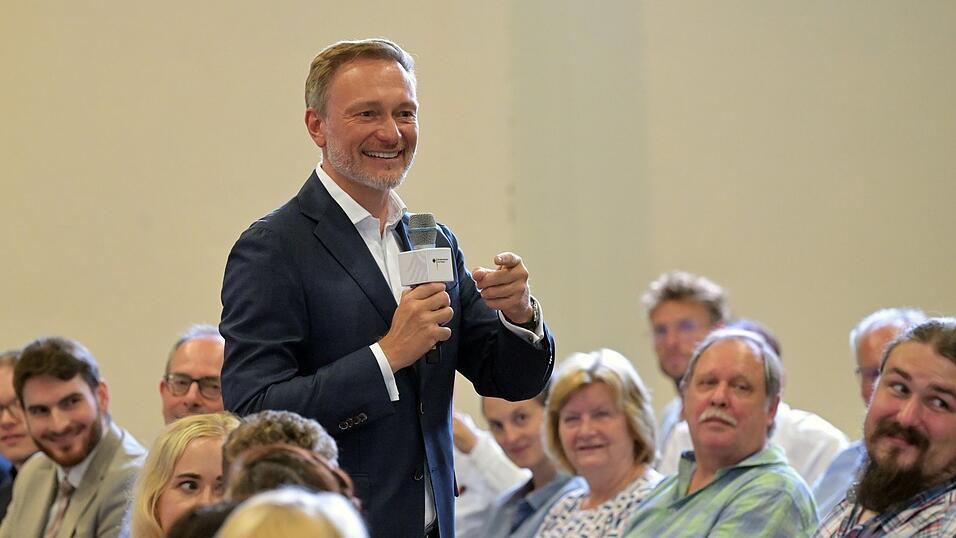 Anderthalb Stunden lang hat Bundesfinanzminister Christian Lindner in der Potsdamer Schinkelhalle die Fragen von Bürgern beantwortet. Anderthalb Stunden lang hat Bundesfinanzminister Christian Lindner in der Potsdamer Schinkelhalle die Fragen von Bürgern beantwortet.