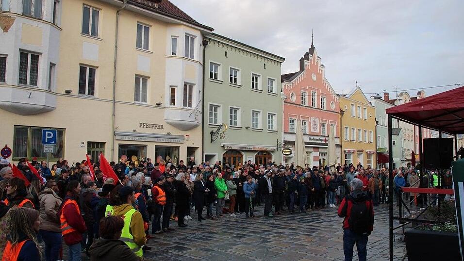 Anfang 2024 gingen deutschlandweit viele Menschen f&uuml;r Demokratie auf die Stra&szlig;en und zeigten so ihre Meinung &ndash; wie hier in Vilsbiburg.