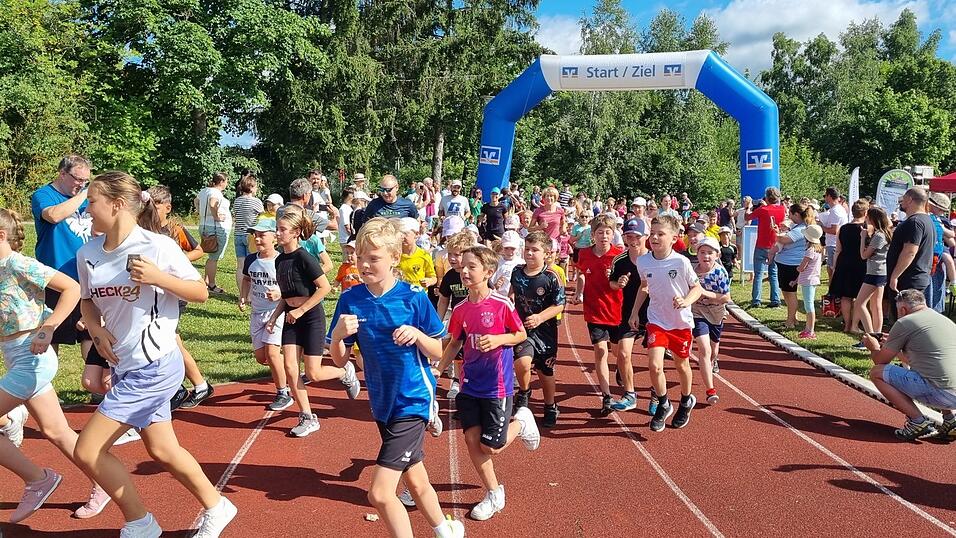 Die große Läufergruppe der Grund- und Mittelschule Geiselhöring startete äußerst diszipliniert.