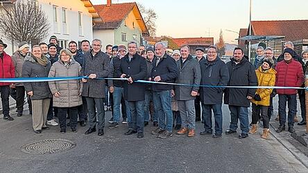 Mit dem Durchschneiden des Absperrbandes wurde die neue Ortsdurchfahrt dem Verkehr &uuml;bergeben.