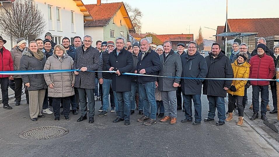 Mit dem Durchschneiden des Absperrbandes wurde die neue Ortsdurchfahrt dem Verkehr &uuml;bergeben.