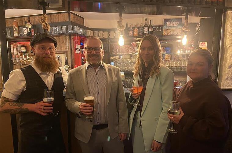 Im Irish Pub wartet Christian Eide auf das Ergebnis.