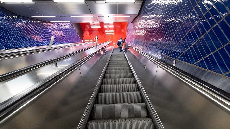 Der 88-J&auml;hrige st&uuml;rzte auf der Rolltreppe eines U-Bahnhofs. (Symbolbild)