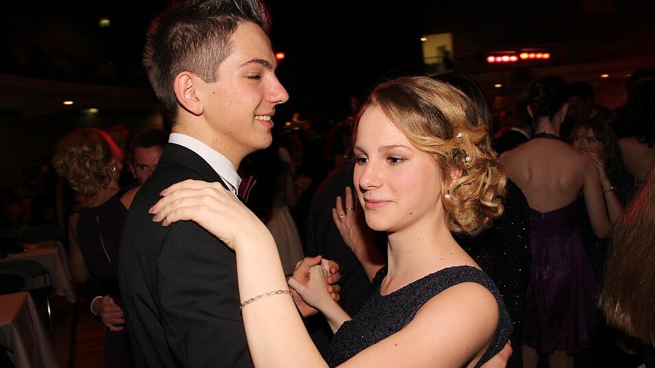 Die Bilder vom Abschlussball der Tanzschule Seidel in der Fraunhofer-Halle am 28. November. Die Bilder vom Abschlussball der Tanzschule Seidel in der Fraunhofer-Halle am 28. November.