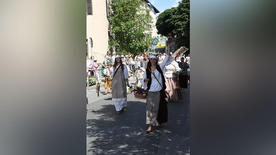 Die schönsten Augenblicke des historischen Drachenstich-Festzuges 2016. Die schönsten Augenblicke des historischen Drachenstich-Festzuges 2016.