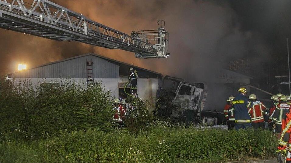 In Hengersberg ist am Dienstagabend ein Lastwagen nach einem Unfall in Brand geraten.