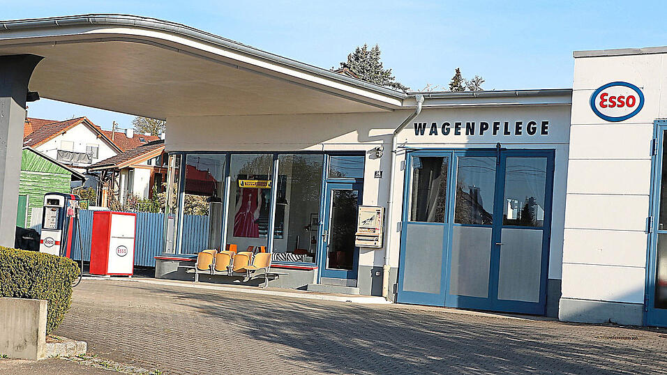 Die frühere Esso-Tankstelle Bauer samt Werkstatt an der Ingolstädter Straße soll einem Mehrfamilienhaus weichen. Die frühere Esso-Tankstelle Bauer samt Werkstatt an der Ingolstädter Straße soll einem Mehrfamilienhaus weichen.