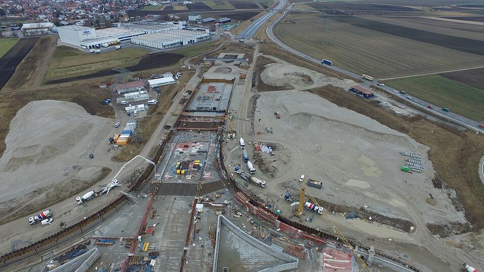 Die gr&ouml;&szlig;te und teuerste Ma&szlig;nahme des Staatlichen Bauaumts zusammen mit der Autobahn GmbH ist und bleibt die Fertigstellung der Grundwasserwanne f&uuml;r die B15neu bei Ohu.