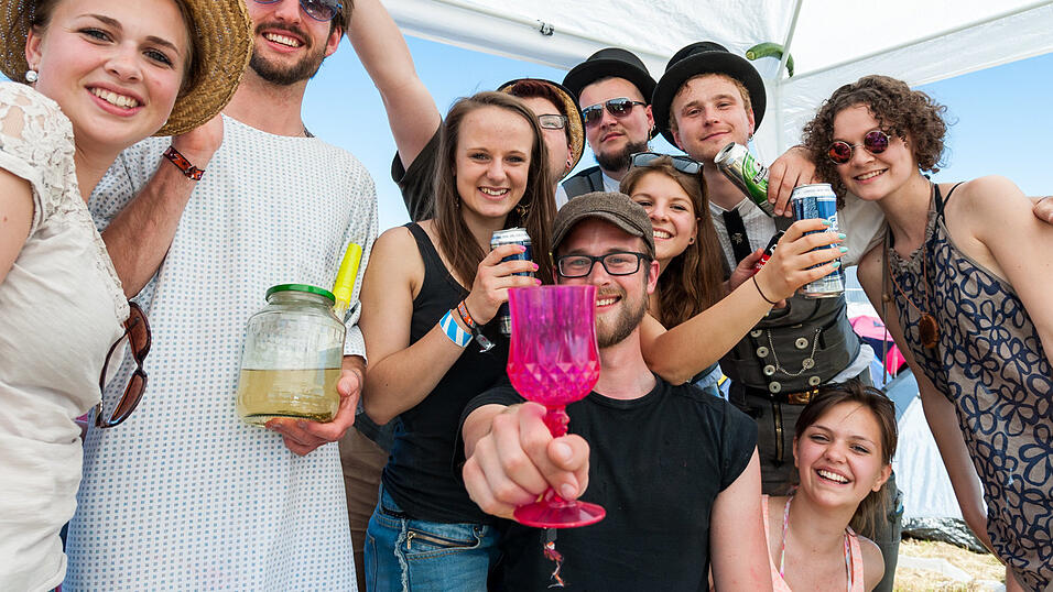 Ein Streifzug durch das Campinggelände: Trotz heißer Temperaturen sind die Festivalbesucher bestens gelaunt. (Foto: Susanne Raith) Ein Streifzug durch das Campinggelände: Trotz heißer Temperaturen sind die Festivalbesucher bestens gelaunt. (Foto: Susanne Raith)