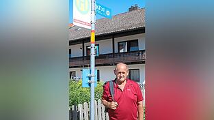 Auf dem Weg zum Einkaufen: Hubert Wagner wartet aufs Kexi, das ihn nach Langquaid bringt.