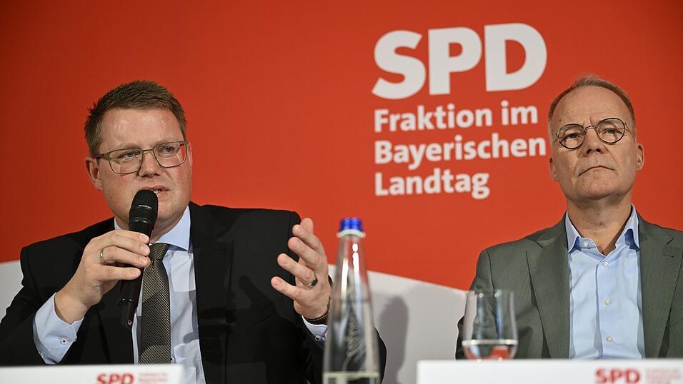 Der Vorsitzende der SPD-Landtagsfraktion, Holger Grie&szlig;hammer (l.), spricht mit dem SPD-Bundestagsfraktionschef Matthias Miersch zum Auftakt der Winterklausur der SPD-Landtagsfraktion.