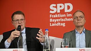 Der Vorsitzende der SPD-Landtagsfraktion, Holger Grie&szlig;hammer (l.), spricht mit dem SPD-Bundestagsfraktionschef Matthias Miersch zum Auftakt der Winterklausur der SPD-Landtagsfraktion.