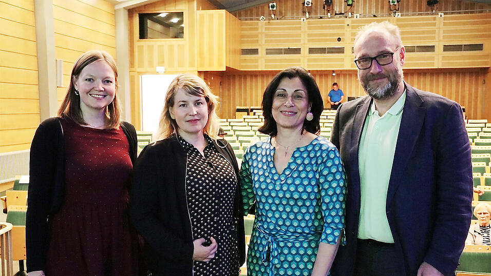 Svenja Gottsmann, künstlerische Leiterin der Musiktheatersparte, Landestheater-Intendantin Astrid Großgasteiger, Generalmusikdirektorin Elisa Gogou und Landestheater-Geschäftsführer Konrad Krukowski. Svenja Gottsmann, künstlerische Leiterin der Musiktheatersparte, Landestheater-Intendantin Astrid Großgasteiger, Generalmusikdirektorin Elisa Gogou und Landestheater-Geschäftsführer Konrad Krukowski.