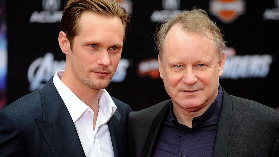 Alexander Skarsg&aring;rd (links) ist wie mehrere seiner Br&uuml;der in die Fu&szlig;stapfen von Vater Stellan (rechts) getreten. (Archivbild)