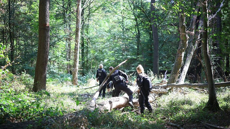 Die Polizei sucht mitten im Wald nach dem Verd&auml;chtigen.