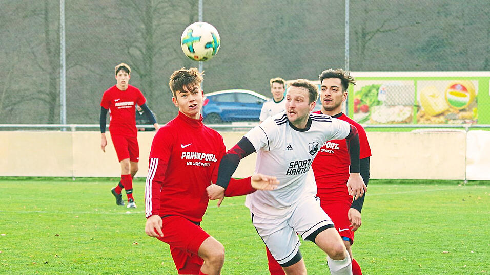 Stefan Gl&ouml;ckl (wei&szlig;es Trikot) ist zur&uuml;ck beim TSV W&ouml;rth. Der Mittelfeldstratege l&ouml;ste seinen Spielertrainer-Vertrag in Hofdorf auf und kam zur&uuml;ck zu seinem Heimatverein.