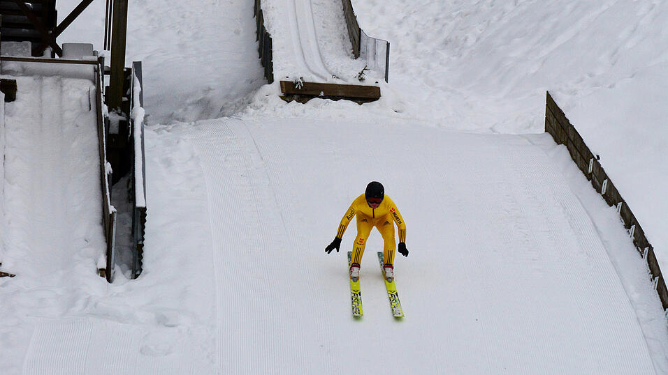 Abfahrt: Mit den Armen h&auml;lt er das Gleichgewicht und bremst ab.