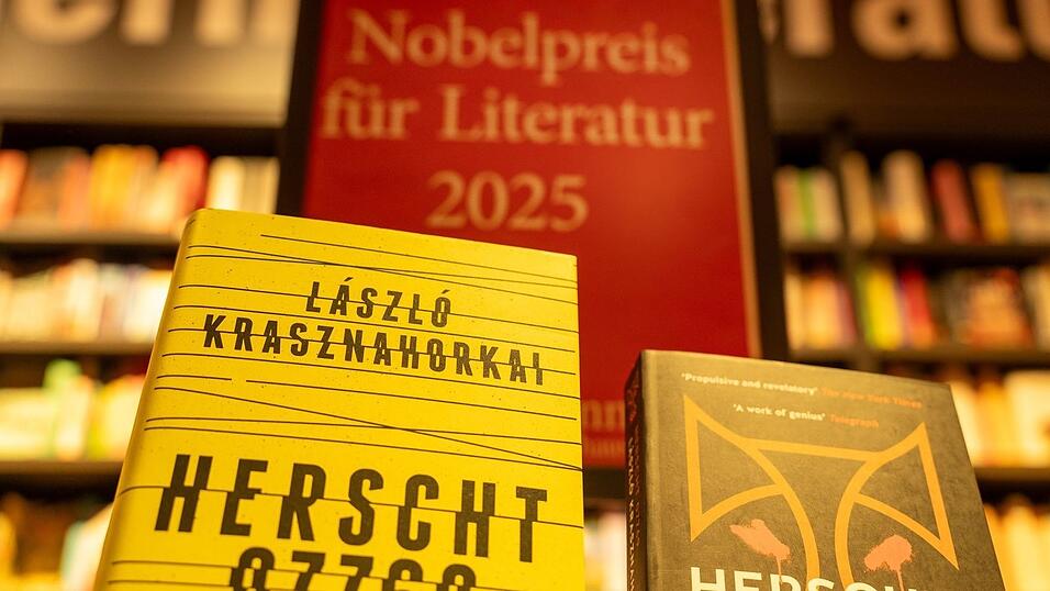 Die Handlung seines letzten Romans «Herscht 0779» lässt Krasznahorkai in einer thüringischen Kleinstadt spielen, in der gewalttätige Neonazis auftauchen.