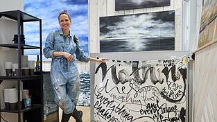 Die Hamburger K&uuml;nstlerin Jeannine Platz liebt Malen und Schreiben. Beides zeichnet ihre Werke aus.