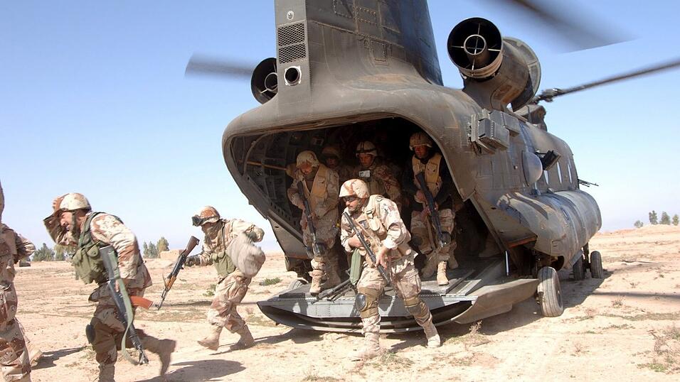 US-Soldaten des 187. Infanterieregiments verlassen im Jahr 2006 einen Chinook-Helikopter f&uuml;r einen Einsatz in der N&auml;he von Brassfield-Mora im Irak. Jahrelang gab es Hoffnung auf eine Demokratisierung des Landes. Erf&uuml;llt hatte sie sich nicht.