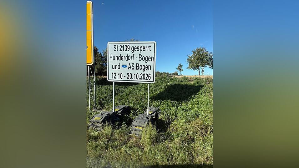 Mehrere Schilder weisen in der Umgebung Wochen vor der Sperrung auf die Baustelle hin.