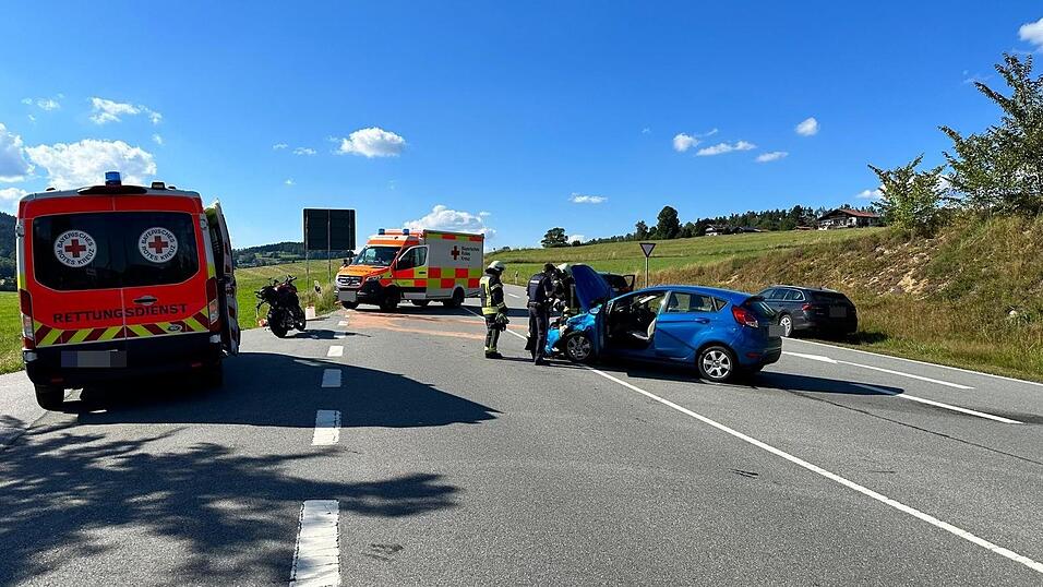 Der 50-jährige Motoradfahrer wurde ins Krankenhaus geflogen. Der 50-jährige Motoradfahrer wurde ins Krankenhaus geflogen.