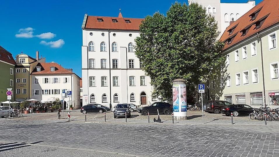 Der Alte Kornmarkt zeigt die derzeit ausgeprägte Nutzung als Parkplatz. Der Alte Kornmarkt zeigt die derzeit ausgeprägte Nutzung als Parkplatz.