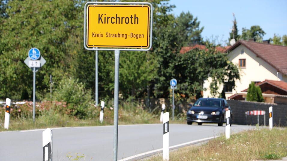 Bürgermeister Matthias Fischer erläuterte dem Gemeinderat die beabsichtigte Änderung des Bebauungs- und Grünordnungsplanes für das Industriegebiet 'Kirchroth-Nord' mit der Erweiterung in Richtung Autobahn anhand von Planunterlagen. Bürgermeister Matthias Fischer erläuterte dem Gemeinderat die beabsichtigte Änderung des Bebauungs- und Grünordnungsplanes für das Industriegebiet 'Kirchroth-Nord' mit der Erweiterung in Richtung Autobahn anhand von Planunterlagen.