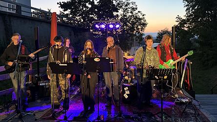 Eine Atmosph&auml;re wie aus dem Bilderbuch: W&auml;hrend im Vordergrund die Musikschulband voller Herzblut aufspielte, war im Hintergrund der Sonnenuntergang eine Augenweide f&uuml;r die Zuschauer.
