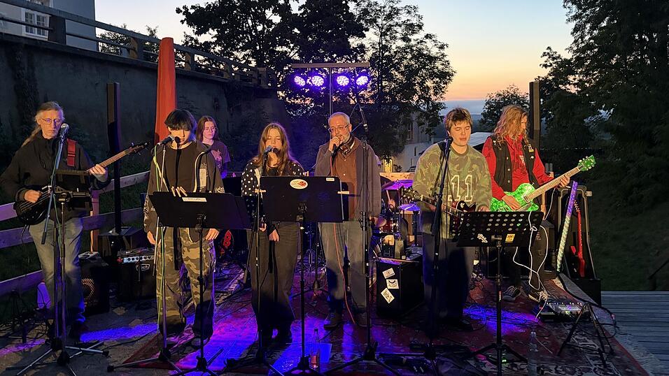 Eine Atmosph&auml;re wie aus dem Bilderbuch: W&auml;hrend im Vordergrund die Musikschulband voller Herzblut aufspielte, war im Hintergrund der Sonnenuntergang eine Augenweide f&uuml;r die Zuschauer.