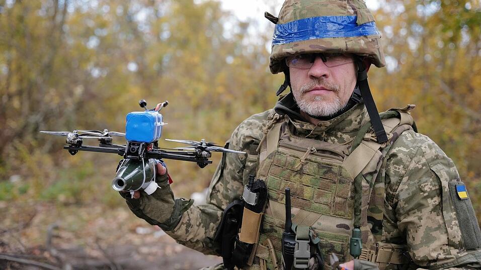 Unten ein tannengrüner Zylinder, der das Glasfaser-Kabel abspult, oben eine blau umwickelte Sprengstoffladung. Solche Drohnen jagen Soldaten. Unten ein tannengrüner Zylinder, der das Glasfaser-Kabel abspult, oben eine blau umwickelte Sprengstoffladung. Solche Drohnen jagen Soldaten.