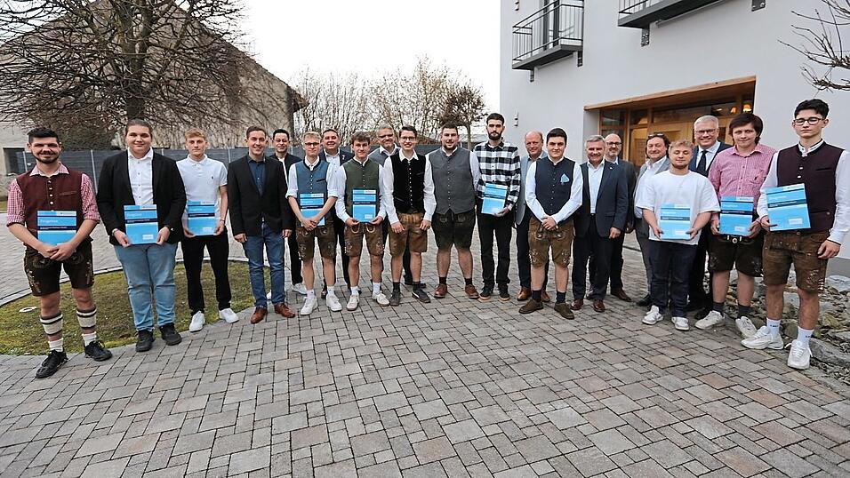 Allen Grund zur Freude hatten 27 junge Anlagenmechaniker für Sanitär-, Heizung-, Klimatechnik über ihre erhaltenen Gesellenbriefe. Allen Grund zur Freude hatten 27 junge Anlagenmechaniker für Sanitär-, Heizung-, Klimatechnik über ihre erhaltenen Gesellenbriefe.