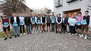 Allen Grund zur Freude hatten 27 junge Anlagenmechaniker für Sanitär-, Heizung-, Klimatechnik über ihre erhaltenen Gesellenbriefe. Allen Grund zur Freude hatten 27 junge Anlagenmechaniker für Sanitär-, Heizung-, Klimatechnik über ihre erhaltenen Gesellenbriefe.