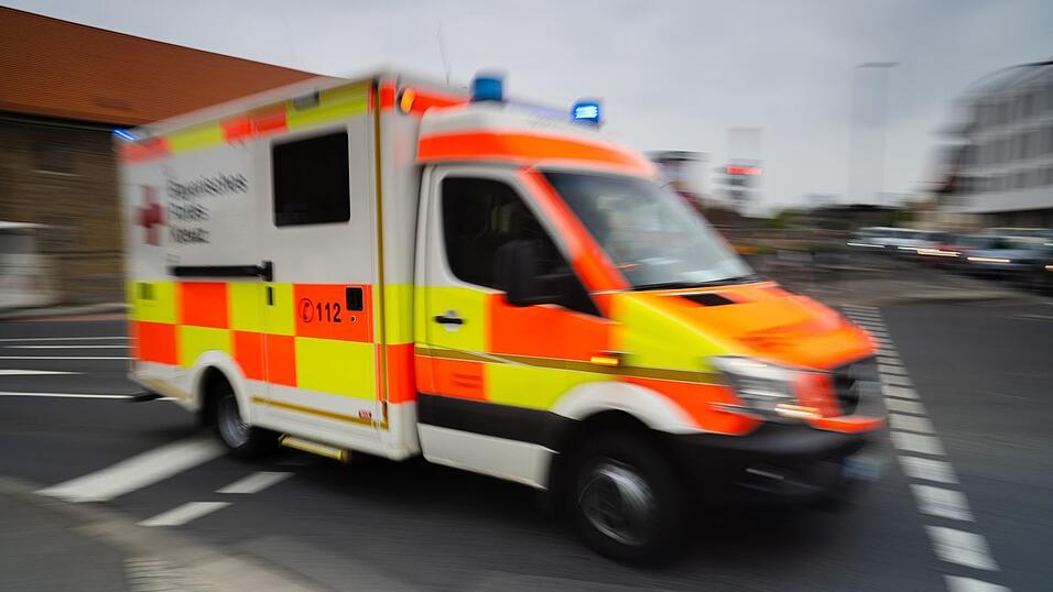 Ein Rettungswagen brachte die verletzte Frau in ein Krankenhaus. (Symbolbild)