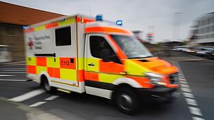 Ein Rettungswagen brachte die verletzte Frau in ein Krankenhaus. (Symbolbild)