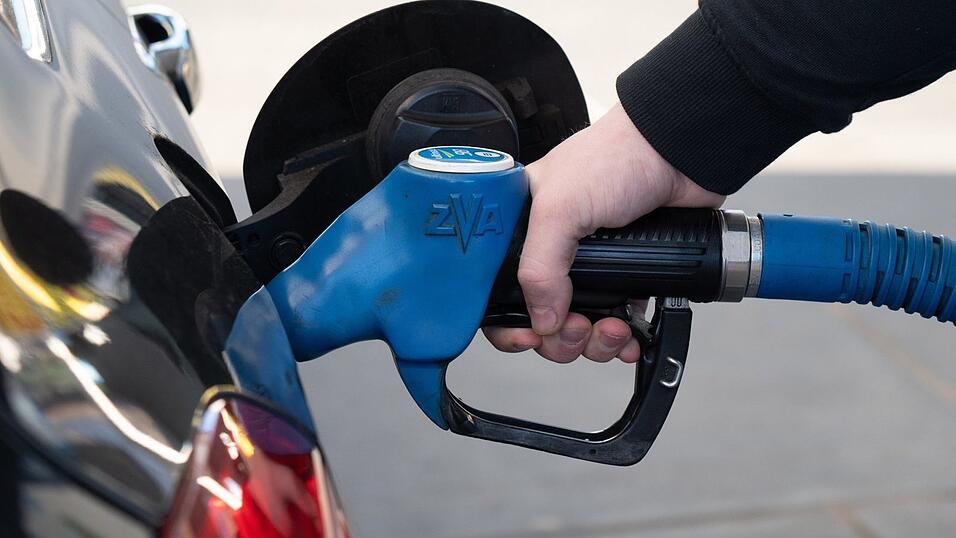 Neben einer Steuersenkung sollen Arbeitgeber ihren Mitarbeitern zur Entlastung einmalig und steuerfrei eine Prämie von 1.000 Euro auszahlen können. Neben einer Steuersenkung sollen Arbeitgeber ihren Mitarbeitern zur Entlastung einmalig und steuerfrei eine Prämie von 1.000 Euro auszahlen können.