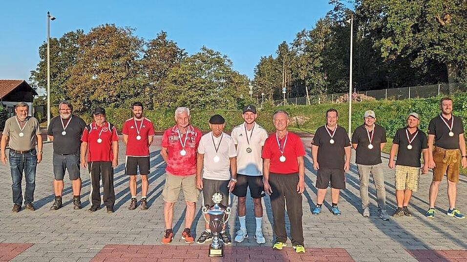 Links die zweitplatzierten Schützen Kronwinkl, in der Mitte die Stockschützen als Gemeindemeister und rechts der drittplatzierte Burschenverein Berghofen. Links die zweitplatzierten Schützen Kronwinkl, in der Mitte die Stockschützen als Gemeindemeister und rechts der drittplatzierte Burschenverein Berghofen.