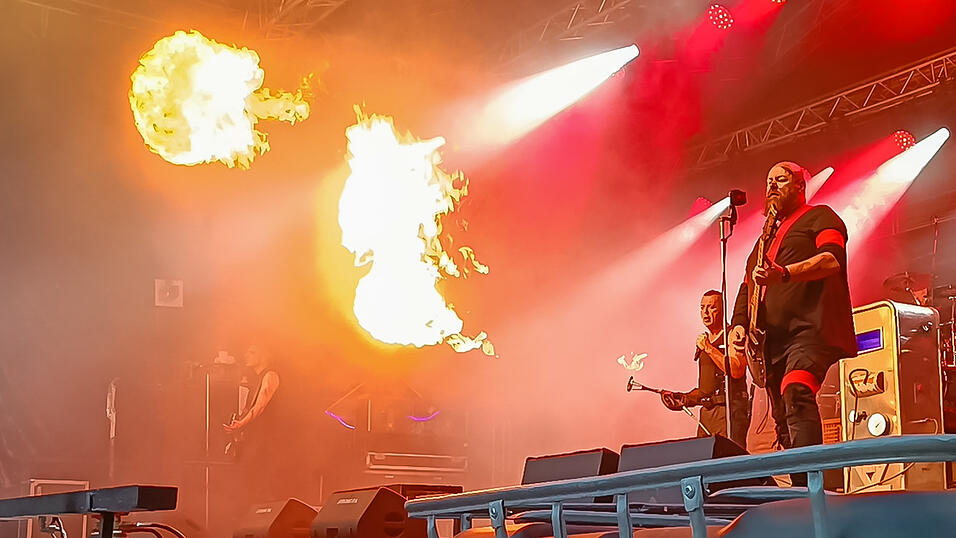 Die Rammstein-Coverband Stahlzeit begeisterte beim Campus Open Air Deggendorfer Fans. Die Rammstein-Coverband Stahlzeit begeisterte beim Campus Open Air Deggendorfer Fans.