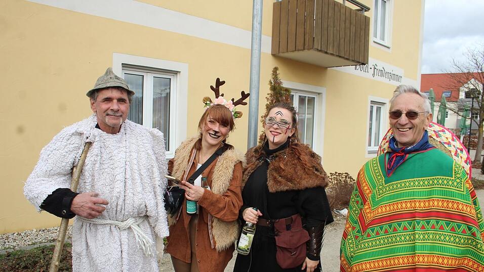 Viele Faschings-Fans haben sich am Samstag den Umzug in Langenbach angesehen. Viele Faschings-Fans haben sich am Samstag den Umzug in Langenbach angesehen.