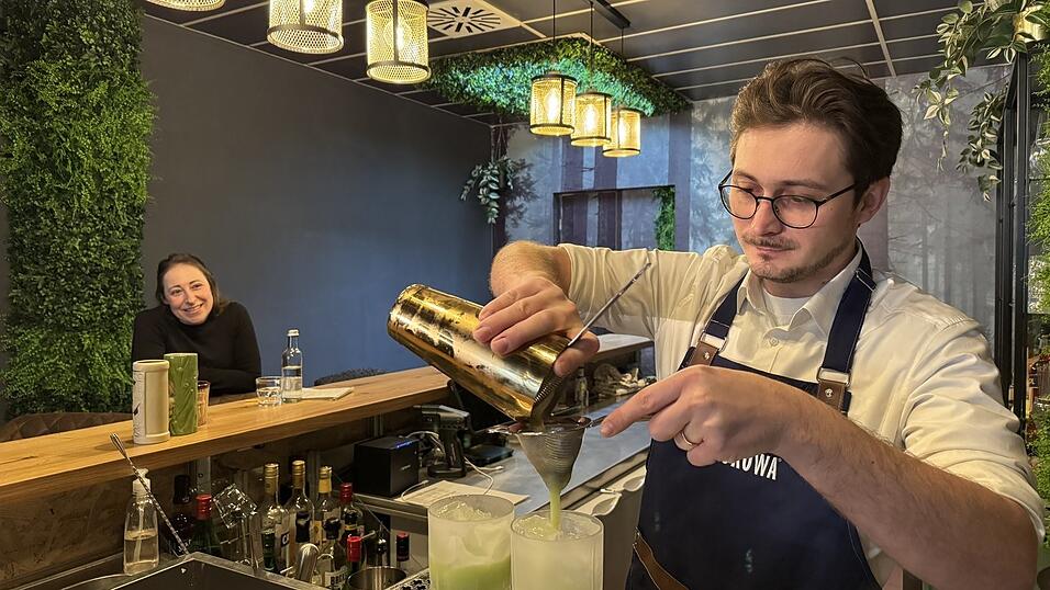 Kornelius und Martha Block servieren einen Gin Basil Smash mit (alkoholfreiem) Gin, Zitrone, Basilikum, Zucker, ein sommerlicher Drink mit zitrusfrischer Note. Kornelius und Martha Block servieren einen Gin Basil Smash mit (alkoholfreiem) Gin, Zitrone, Basilikum, Zucker, ein sommerlicher Drink mit zitrusfrischer Note.