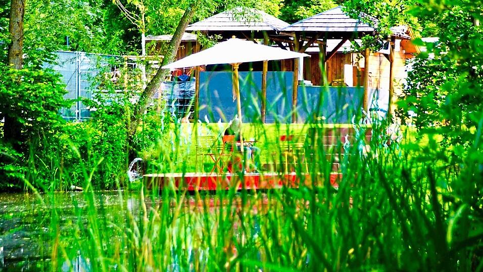 Entspannen zwischen Wasser und sattem Gr&uuml;n.